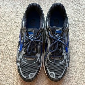 Brooks 13 EEEE gym shoes